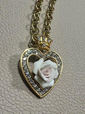 Franklin Mint heart-shaped pendant is the "Diana, England's Rose" Pendant